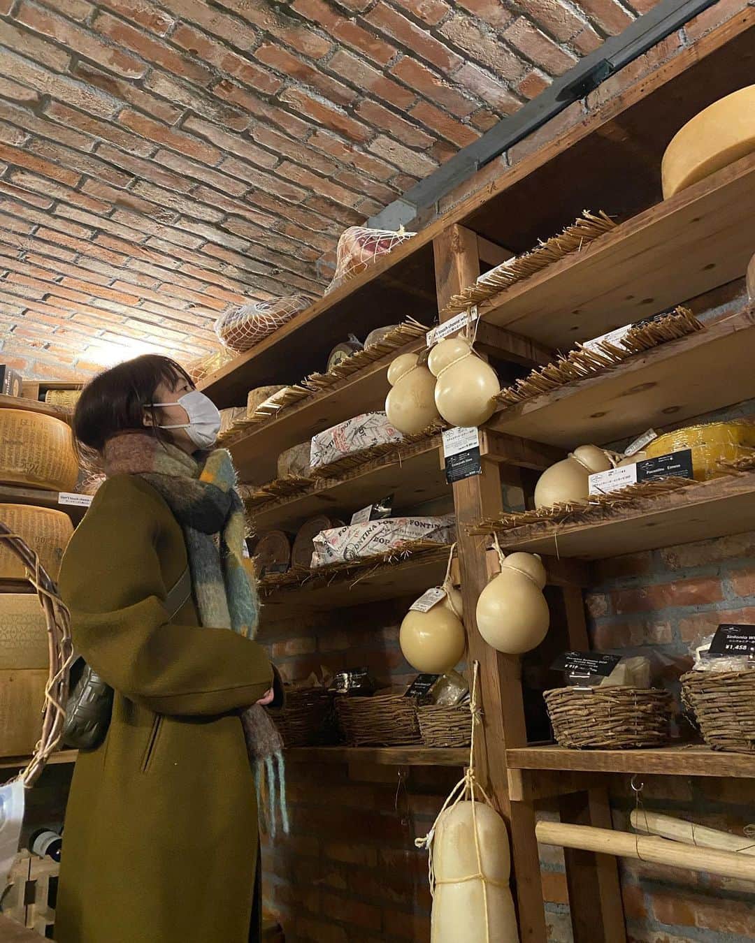関谷亜矢子のインスタグラム：「イタリアチーズ旅行…ではありません！お友達が教えてくれた麻布十番のチーズ屋さん。  地下の熟成庫にはホールのパルミジャーノやペコリーノがごろごろ。ここに住みたい🥰  イタリア、ヴェネト州に本社があるチーズや生ハム、サラミの専門店。 本場のチーズを楽しめる、こういうお店が増えるのは嬉しい😊  ハードチーズを買ったばかりだったので、今回は薔薇の花びらの入った白カビチーズとリコッタを購入。 (チーズに陶然の私をR子ちゃんが撮ってくれました😊)  #fiordimaso  #フィオルディマーゾ  #麻布十番 #イタリアチーズ  #チーズ好き  #チーズプロフェッショナル  #チーズの魅力を伝えたい  #クオーレディローザ」