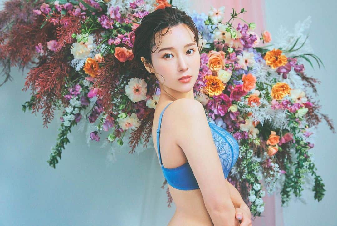 西原愛夏のインスタグラム：「おはようございます☀️  撮影データ頂いたので少しずつ載せていきます🥰  可愛いが詰まりすぎてる撮影🥺✨ランジェリーでお花だらけの撮影してみたかったし、みんなとても良い方達で楽しかったなあ✩°｡ ⸜(* ॑ ॑* )⸝  photographer📸… @kazumi__izawa   hairmake💄… @megg_hairmake   florist🌸… @ymktd6440   studio🏢… @hanagraphy.japan  ✧*̣̩⋆̩ｰｰｰｰｰｰｰｰｰｰｰｰｰｰｰ最新告知ｰｰｰｰｰｰｰｰｰｰｰｰｰｰｰｰｰｰｰｰｰｰ✧*̣̩⋆̩☽  【2月】※随時更新 6 AbemaTV ミッドナイト競輪 9 AbemaTV ミッドナイト競輪 10 AbemaTV ミッドナイト競輪 11 はなまる撮影会 11 グラビアプレスタイムズ 掲載  ※コンビニのeプリントサービスで購入できます✨ 12 AbemaTV ミッドナイト競輪 20 AbemaTV ミッドナイト競輪 21 『週刊大衆』２月２１日号 インタビュー"歯磨きのコツ" 26 はなまる撮影会  ✧*̣̩⋆̩☽⋆ｰｰｰｰｰｰｰｰｰｰｰｰその他告知ｰｰｰｰｰｰｰｰｰｰｰｰｰｰｰｰｰｰｰ✧*̣̩⋆̩☽⋆゜  🌟平塚競輪場イメージキャラクター 2021~2022年 🌟エレアリーナイトブラ 公式モデル 2019~2022年 ‪‪🌟パチンコ新台 『暴れん坊将軍』演出ドラマ ー お紗江役 🌟週刊ポスト 電子写真集 ｢鏡の国の愛夏｣ 発売中 🌟映画 ｢わたしの魔境｣井川咲役 ※公開前  ✧*̣̩⋆̩☽⋆ｰｰｰｰｰｰｰｰｰｰｰｰｰｰｰｰｰｰｰｰｰｰｰｰｰｰｰｰｰｰｰｰｰｰｰｰｰｰｰ✧*̣̩⋆̩☽⋆゜  🌟劇場公開 映画｢ホムンクルス｣ 女子高生役 🌟劇場公開 映画｢グレーゾーン｣ 黒崎一葉役 🌟電子写真集 小学館 ｢月刊＋｣ 発売中 🌟sabra net グラビア掲載中 (電子写真集も) 🌟1~5th DVD 発売中 🌟Amazonプライム 『なぎスケ！2』42.43話 🌟LINEスタンプ『歯科衛生士アイドル西原愛夏』発売中  ✧*̣̩⋆̩☽⋆ｰｰｰｰｰｰｰｰｰｰｰｰｰｰｰｰｰｰｰｰｰｰｰｰｰｰｰｰｰｰｰｰｰｰｰｰ✧*̣̩⋆̩☽⋆゜  ･ブランド 『M collection』🥀 Instagram (@m.collection2020 )  ･YouTube 『まなかチャンネル』で検索🔎  ･Twitter🕊 manakanishihara で検索🔎  ･✧*̣̩⋆̩☽⋆ｰｰｰｰｰｰｰｰｰｰｰｰｰｰｰｰｰｰｰｰｰｰｰｰｰｰｰｰｰｰｰｰｰｰｰｰ✧*̣̩⋆̩☽⋆゜  #西原愛夏#歯科衛生士#現役歯科衛生士  #歯科衛生士タレント#歯科#白衣#タレント#グラビア#アイドル#女優#コスプレ#Cosplay#talent#Japaneseidol #japanesegirl#dentalhygienist #탤런트#아이돌 #치과위생사 #치과 #日本女星#天赋#偶像#アパレルブランド#アパレルオーナー#McollectionR#プロデュースブランド #作品撮り #モデル #お花撮影」