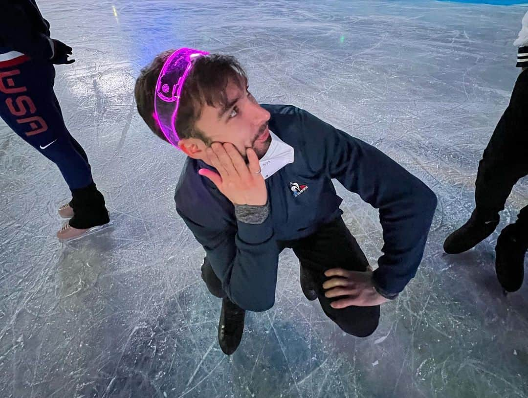 マディソン・チョックさんのインスタグラム写真 - (マディソン・チョックInstagram)「GALAvanting around the ice with my friends 😜  ❤️🤍💙 #madisonchock #evanbates #chockbates #figureskating #gala #figureskaters #olympics #winterilympics #olympicgames #beijing2022」2月20日 13時21分 - chockolate02