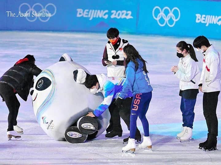 マディソン・チョックさんのインスタグラム写真 - (マディソン・チョックInstagram)「GALAvanting around the ice with my friends 😜  ❤️🤍💙 #madisonchock #evanbates #chockbates #figureskating #gala #figureskaters #olympics #winterilympics #olympicgames #beijing2022」2月20日 13時21分 - chockolate02