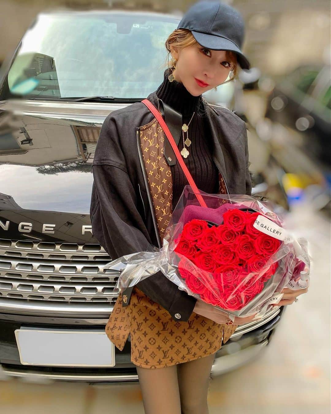 JUNKO（飯田順子）さんのインスタグラム写真 - (JUNKO（飯田順子）Instagram)「#happyvalentinesday  ・ 🌹thank you🌹 久々にこの車に乗った🤩」2月20日 14時07分 - jun__ko_