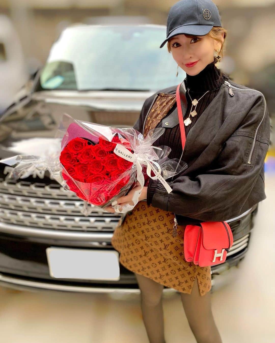 JUNKO（飯田順子）のインスタグラム：「#happyvalentinesday  ・ 🌹thank you🌹 久々にこの車に乗った🤩」