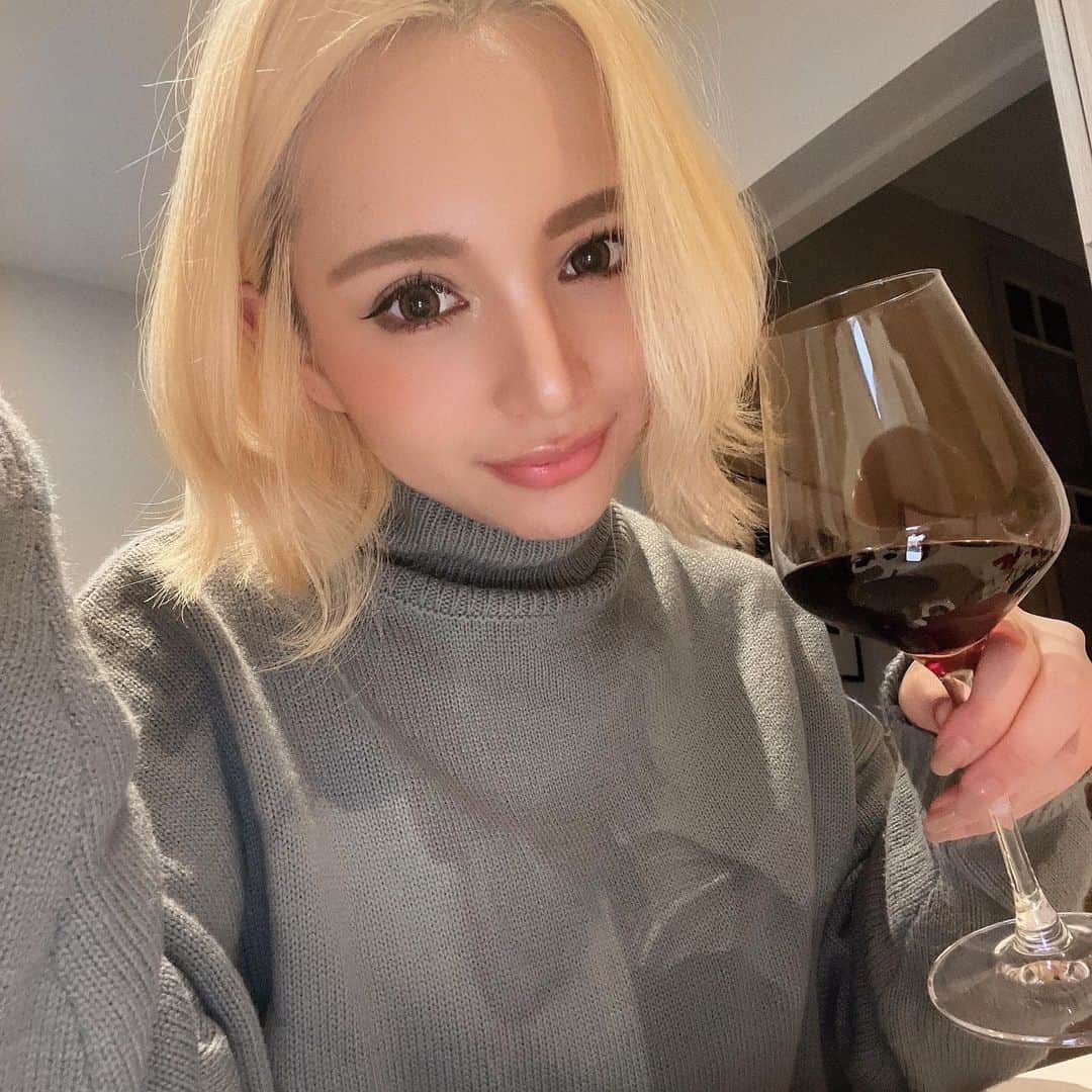 冴木エリカのインスタグラム：「⁡ ⁡ 海外来てから毎日欠かしてません🍷 ⁡ ⁡ ⁡ ⁡  #redwine #spain #japanesegirl  #海外生活 #旅行 #長旅中 #自分を知る  #英語勉強 #英語圏 #ヨーロッパ」