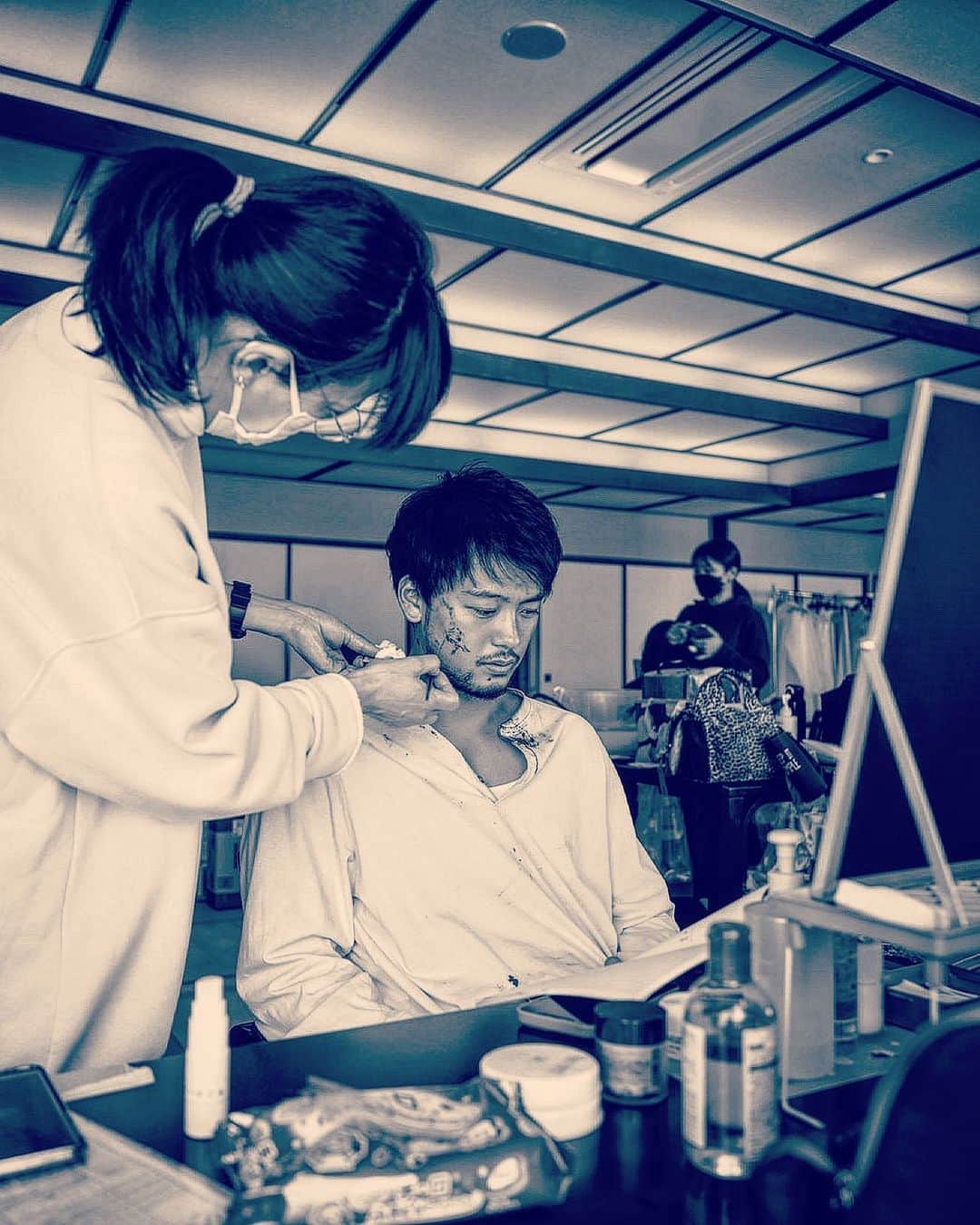 竹内涼真のインスタグラム：「シーズンを跨ぐことで見えてくる課題や、それに伴って徐々に良くなるチームワークを現場で感じられる事ができて凄く嬉しかった。 厳しい撮影や精神的にきついシーンもかなりありましたが、撮影中の気持ちは常に充実していたし何より楽しかった。 だからこそシーズン１.２よりさらに自信があるというか…   何より25日にやっとみなさんのもとに作品が届くのが楽しみです! 2時間+season3 1話　楽しんで頂けたらなと  #君と世界が終わる日に #金曜ロードショー」