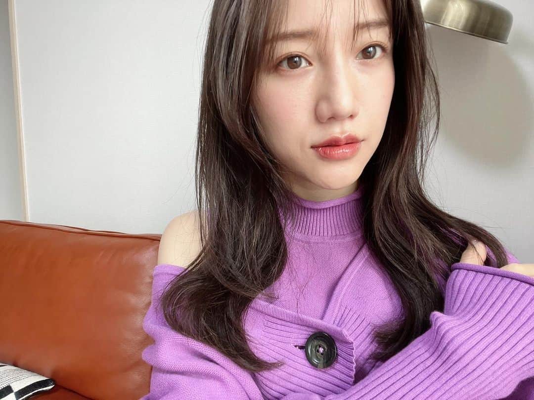 森川侑美のインスタグラム：「🌷 最近の肌荒れが治まってきて 透明感戻ってきたの嬉しい 知らない間に乾燥し過ぎていたみたい👿  新しくでた @suqqu_official の #ザリクイドファンデーション  化粧ノリが良く嬉しくて久しぶりにセルフィー撮った🤳ෆ ෆ 普段クッションファンデしか付けれないほど乾燥肌だけど これは粉成分入ってないらしく時間経っても粉っぽくならなくて嬉しい☺️  マスク生活でコスメ欲減退してたけど 今季春コスメが可愛いもの多くて今までの質感とは違った コスメ新時代を感じずにはいられない中で @yvessaintlaurentsfashion の 次世代ハイブリッドリップとも言われてる #キャンディグレーズ が最近大好きでこればっかり塗ってる🥰 唇も乾燥しやすいこの時期にむっちりリップになる逸品💄 5番もかわいいけど写真の4番もかわいくて、２番の透明と合わせると可愛すぎてマスク外したくなる😮‍💨😵‍💫😷 おすすめですーෆ ෆ 🌸 Tops @lecielbleu_official  これもまたかわゆい👾 . #2022春#2022ss#春コスメ#ブルベ夏 #makeup#cosmetics#spring#fashion」