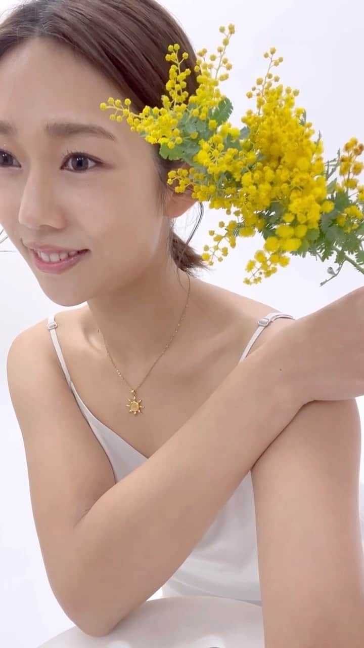 のインスタグラム：「⌇昨日の投稿のリールver.📸 ⁡ 大好きなミモザのお花と𓂃 𓈒❁⃘ ⁡ 花言葉には「ありがとう」や「思いやり」が あるのだそうです☻素敵！ ⁡ 皆さんの好きなお花は何ですか？🌼 ⁡ _______________________ #撮影 #ミモザ #flower」