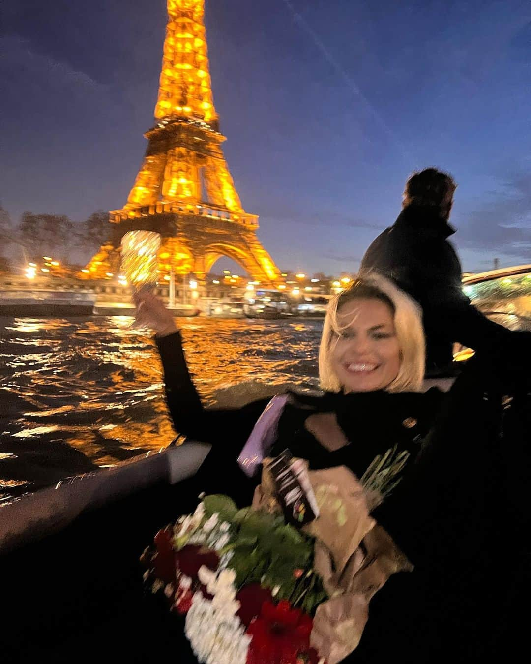 ベラ・ゾーンさんのインスタグラム写真 - (ベラ・ゾーンInstagram)「I love you I love you happy birthday u Parisian princess 😋   Also fun fact the Eiffel tower was suppose to be taken down and people thought it was ugly, that it was an eye sore. All the time we try to tear down beauty instead of leaving it as it is.」2月20日 9時35分 - bellathorne