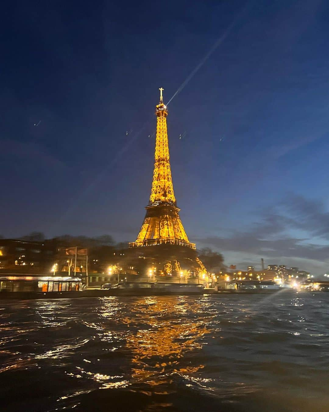 ベラ・ゾーンさんのインスタグラム写真 - (ベラ・ゾーンInstagram)「I love you I love you happy birthday u Parisian princess 😋   Also fun fact the Eiffel tower was suppose to be taken down and people thought it was ugly, that it was an eye sore. All the time we try to tear down beauty instead of leaving it as it is.」2月20日 9時35分 - bellathorne