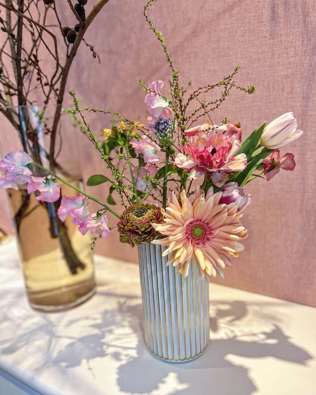 田中麗奈さんのインスタグラム写真 - (田中麗奈Instagram)「お花の定期便   今回はラナンキュラス 、アリウム 、アルストロメソア、チューリップ、ガーベラ  など 。ピンク色が可愛いらしいセットでした。  雛人形🎎、今日こそ出させば！と思い出しました。 💦  お花 @gui.flower  白花瓶 @lyngbyporcelain」2月20日 10時10分 - renatanaka07