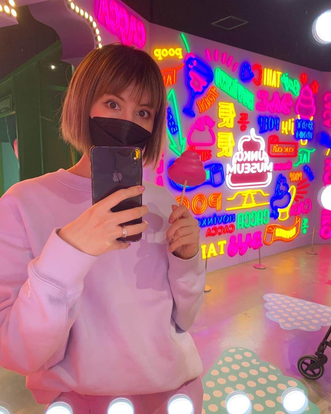 高松チェルシーリナのインスタグラム：「すごく今更かもしれませんが先日うんこミュージアム行ってきました。 なんか、おしゃれで楽しかった😌💕🌈 棒にささったうんこのお土産ももらえた😌 #うんこミュージアム#お台場#完全に乗り遅れている#YouTubeもアップする予定です#お楽しみに」