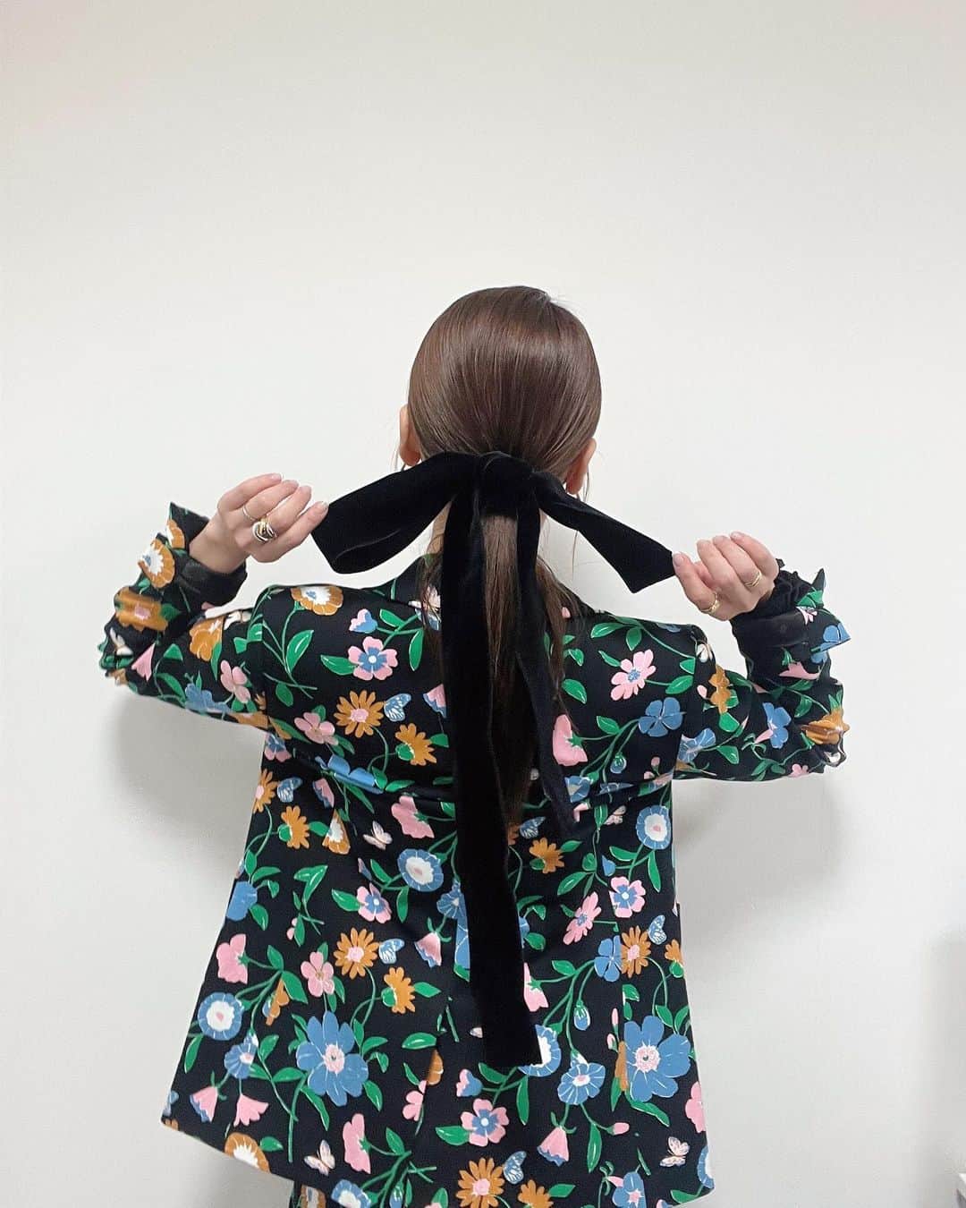 近藤千尋のインスタグラム：「なっちゃんと松永さんと 同世代で楽しい収録だった日💓📺 なっちゃんとは 最近電話しかできてなかったから 会えて本当嬉しかった😢✨  オンエアまた告知します❤️❤️  日曜日の今日は 毎週恒例娘二人と 相変わらず引きこもってます。笑🏠  長女は学校のおともだちに ずっとお手紙書いている💌笑  次女は謎の言葉を発しながら 部屋を徘徊しているそんな朝です☀️笑  セットアップ、サンダル @katespadejapan  トップス @lautashi  アクセサリー @unoaerre_japan  よく見たらめっちゃ小指立ってる私😂 小指の形昔から変なの😂 またにやにやしてますね😂」