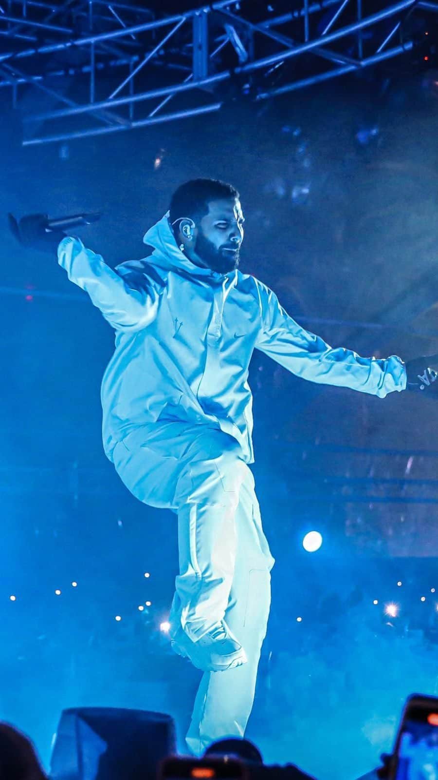 Alexandra M Rodriguezのインスタグラム：「Super Bowl LVI HOMECOMING weekend with live performance by @champagnepapi & special guest @future presented by @places.co x @revolve 🎥🍿🎶💃🏽   Unlock extraordinary world access with @places.co NFT Membership.   The worlds first NFT based travel platform. ✈️ 🔓📍📈💰  #GoingPlaces #Drake #NFT #VIP #LVI #SuperBowl」