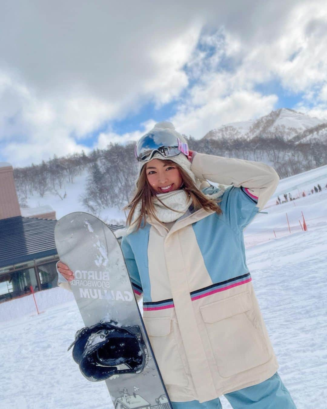 あおい夏海さんのインスタグラム写真 - (あおい夏海Instagram)「全部雪のせいだ‼️‼️‼️‼️  ちなみに JSBA(スノーボードのバッヂテスト) 3級持ってます❣️🥰⛄️❄️   #スノーボード #スノボ #スノボウェア  #スノーボード女子  #スノーボードウェア  #スノーボード好きな人と繋がりたい  #あおい夏海 #roxyjapan  #roxysnow  #スノボー好きな人と繋がりたい  #北海道 #キロロリゾート  #スポーツ女子  #スノボコーデ  #snowbording  #lovekiroro」2月20日 11時59分 - natsumi.aoi