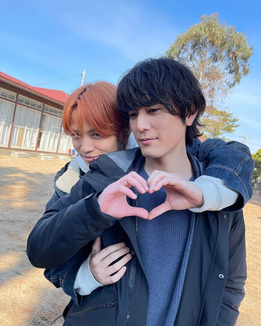 ファイトソングさんのインスタグラム写真 - (ファイトソングInstagram)「バレンタインの時とは別バージョンの❤️ポーズ😳🤭🥰✨ 2人で１つのハートなんです💙🧡  #バックハグ #間宮祥太朗 #菊池風磨 #ファイトソング #ファイトソング第7話まであと2日‼️」2月20日 12時01分 - fightsong_tbs