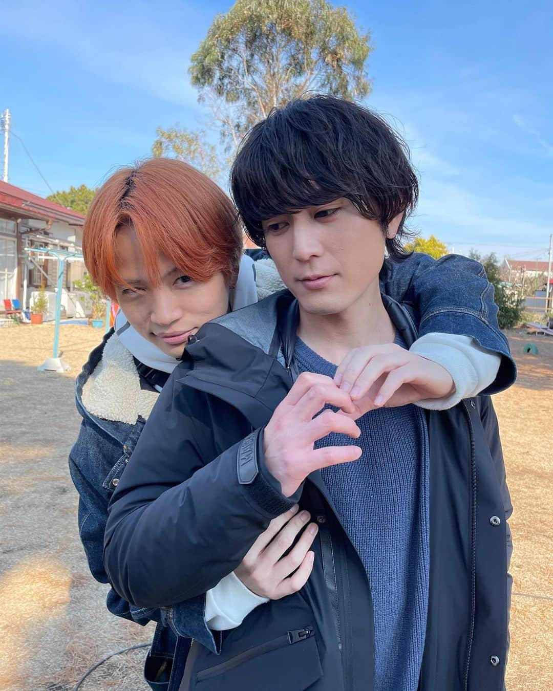 ファイトソングのインスタグラム：「バレンタインの時とは別バージョンの❤️ポーズ😳🤭🥰✨ 2人で１つのハートなんです💙🧡  #バックハグ #間宮祥太朗 #菊池風磨 #ファイトソング #ファイトソング第7話まであと2日‼️」