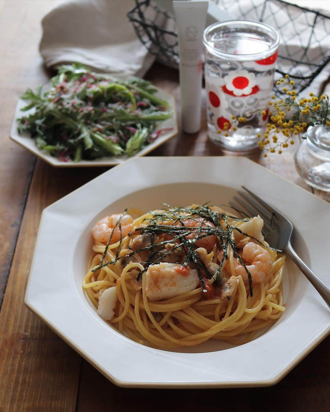 まいちくのインスタグラム：「2022.2.20 ． ． パスタランチ ． シーフード明太子パスタ 春菊サラダ🥗 ． ． カーリング女子の決勝を観戦したらお買い物に行くので冷蔵庫のアリモノで。 冷凍シーフード様様💕 春菊には紫蘇ちりめんのふりかけとパルミジャーノパラパラ。 ドレッシングなしでも美味しい♡ ． ． 奥に写ってるのは @nanoa.official さんのナノアアイクリーム。 ヒト幹細胞エキスが10%のものを使用されているので高濃度成分がしっかり入っています。 マスク生活で目元の印象は大切✨ 特に乾燥が激しい冬場はしっかりお手入れしとかねば💦 しっかり保湿してくれるのにベタつかないテクスチャーなのでとても使いやすいです♪ ． ストーリーズにURLを貼っておくのでチェックしてみてね。 ． ． 📣ロコソラーレ、頑張れー！🇯🇵 ． ． #パスタランチ#ランチ#明太子パスタ #ナノア#NANOA#ナノアアイクリーム #目元ケア#アイクリーム#アイケア #エイジングケア#アンチエイジング #幹細胞コスメ#ヒト幹細胞#優秀コスメ#PR」