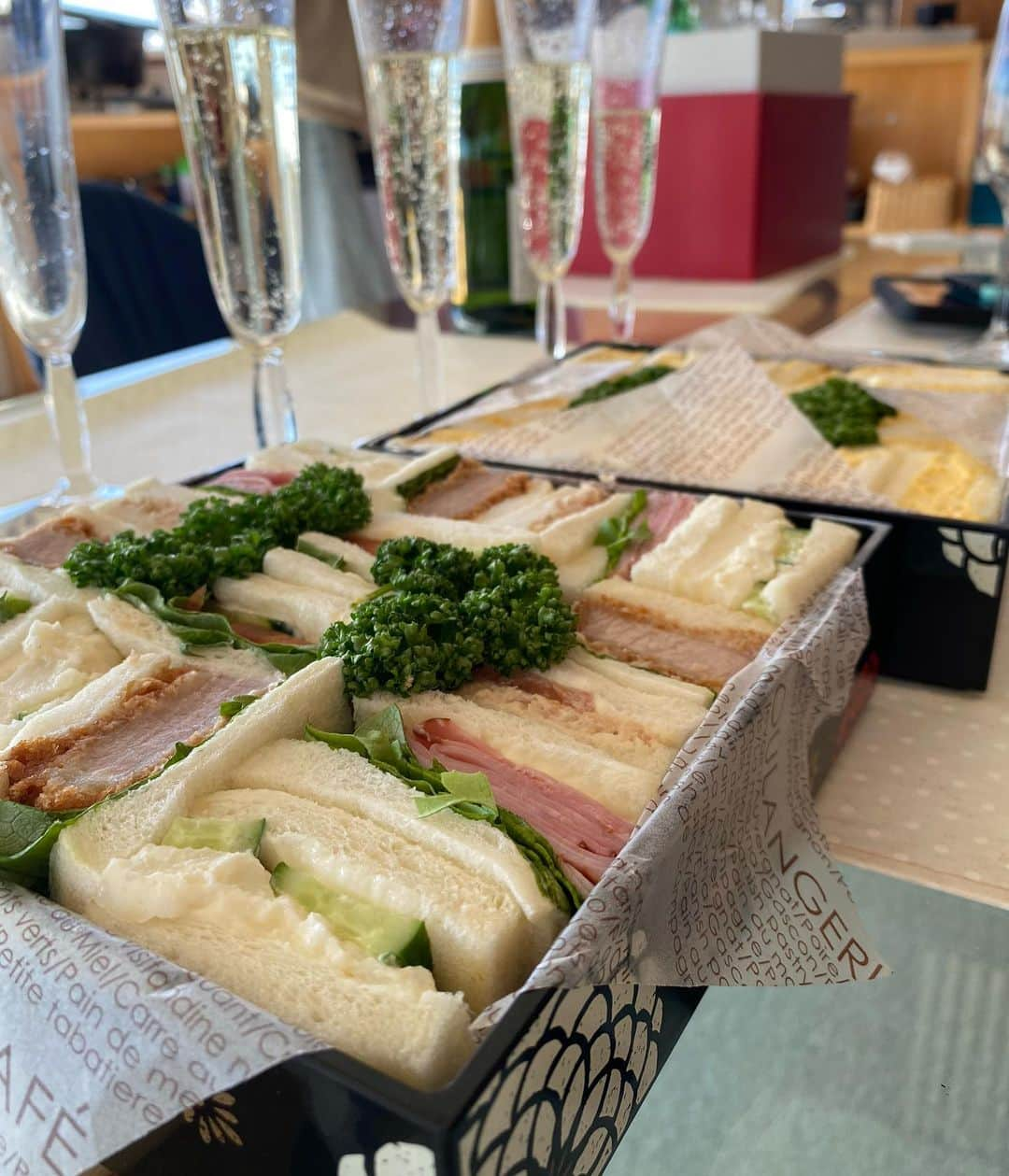 東城茉里さんのインスタグラム写真 - (東城茉里Instagram)「我が家一推しパン屋さんのサンドイッチ重🥪 奥側は全部たまごサンドにして頂いたよ  #archive」2月20日 12時29分 - tojomari_