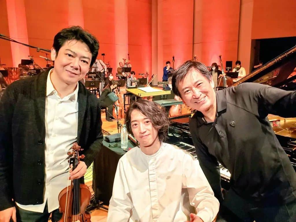 藤岡幸夫のインスタグラム：「角野隼斗くんのガーシュインの協奏曲素晴らしかった‼️アーカイブで配信見れるので是非‼️また絶対やりたい😃ピアニカ使うのも最高👍 東フィルも凄いテンションでノリノリ‼️楽しかった😊皆さんに感謝‼️ ５０００人満席は圧巻でした😅　 感想はまたブログで改めて。  このアカウントは表アカウントです。 裏アカウントは @sachIofujioka  #角野隼斗」