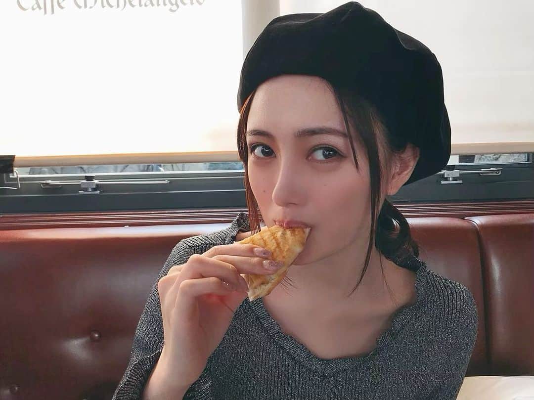 宮内理沙のインスタグラム：「ご飯食べる時は焦らずゆっくり食べましょう🤫💭 . . 昔の写真漁ってたら思いっきり喉に詰まらせてるもの出てきた😂  #恐らく5年程前 #おでこ出てるからか今より大人っぽく見える #全然関係ないけど引っ越しお疲れ様でした」