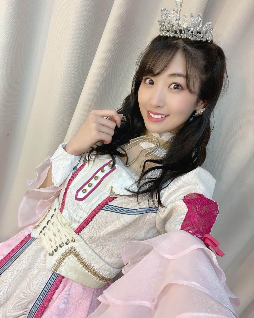 関根ささらさんのインスタグラム写真 - (関根ささらInstagram)「君の代わりはどこにもいない…🎀🍫🎶 . . バレンタイン、ホワイトデーにぴったりの【マリーアントワネット】を題材にした楽曲『#純白アントワネット』💝 . . アイドルラストスパートだし、こんなに可愛い衣装だし、遂にやるか、、、！！！と意気込んで約20年ぶり(たぶん5・6歳以来)に #ハーフツイン しました👧🏻💭  恥ずかしかった…けどみんなが褒めてくれて、またやって！との声を多く頂いたのでなんか嬉しくなっちゃってもう一回くらいやるか、、！となってます🙊🙊(めちゃくちゃ単純) . . 個人的にはアントワネットの衣装が一番THE アイドル！って感じで可愛くて好き💗(初めて着る時は、自分がこんなピンクのフリフリの衣装…似合うのか？！？ととても心配してた🥲🥲笑) . . 今日からチェキ販売スタートしてます💗 ぜひ可愛い衣装のチェキ、GETしてください🌈 . . #marryantoinette #マリーアントワネット #バレンタイン #バレンタインコーデ #ハーフツインテール #アイドル #アイドル衣装 #ピンクコーデ #idol #japaneseidol #japanesegirl #idolcostume  . .」2月20日 23時22分 - sasarasekine