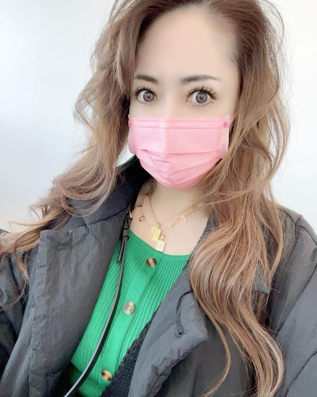 沢田麗奈のインスタグラム：「ALOHA！  まだまだ寒ーい。 薄くて世界一軽く暖かいコート♡  黒バージョンと 白バージョンと ベージュバージョン 3色買いしましまよ！  沢山コート買って来たけど 肩凝りする位重いのが多かったの。 今年は、これしか着て無いの♡  あたためてー笑  ー #自撮り #アラフィフ #50代 #美意識高め  #美意識高い人とつながりたい  #お洒落さんと繋がりたい  #カジュアルコーデ #素肌美 #美活 #すっぴん #アートメイク眉  #followme💋 @ache20160124  @cococlinic_official」