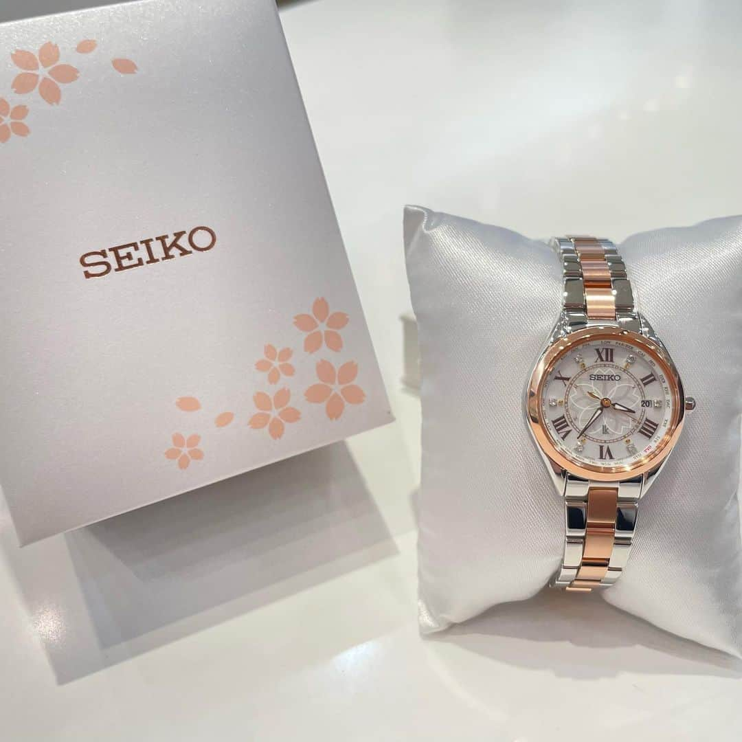 miyakoya_nagaokaのインスタグラム：「♡  SEIKO LUKIAから 2022 SAKURA Blooming 限定モデルが登場❕🌸  今も昔も日本の春を彩り続ける桜の存在をダイヤルで示しています💞 レトロで暖かみのあるこの春だけの特別なデザインです✨  SSQV102 ￥110,000（税込） 限定700本  ぜひ店頭にてご覧下さい〜🌸  #ミヤコヤ #長岡市 #SEIKO #lukia #セイコールキア #桜🌸」