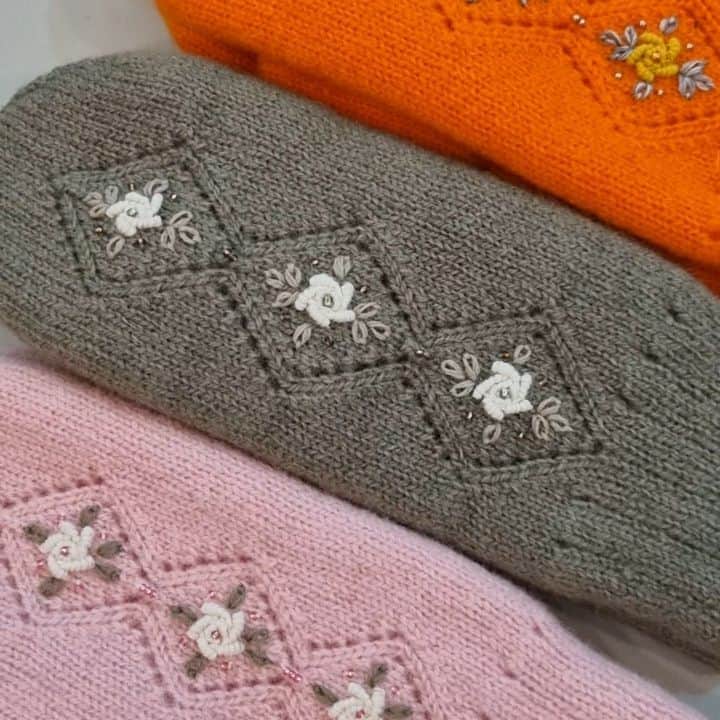 ティネスのインスタグラム：「#details 🌹 Have a beautiful Sunday!   Felted wool mittens with embroidery. Double ones.  WWW.TINES.LV WORLDWIDE SHIPPING」