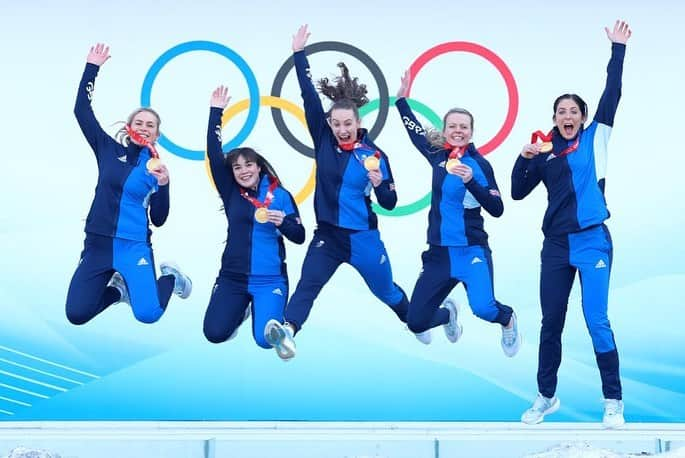 イブ・ミュアヘッドさんのインスタグラム写真 - (イブ・ミュアヘッドInstagram)「We did it.   We're Olympic Champions! I'm so proud of this team. We've worked so hard to get here and to be bringing home these @olympics gold medals. It's a dream come true.   Thank you as always for the love and support. It means everything. ❤️」2月20日 16時56分 - evemuirhead