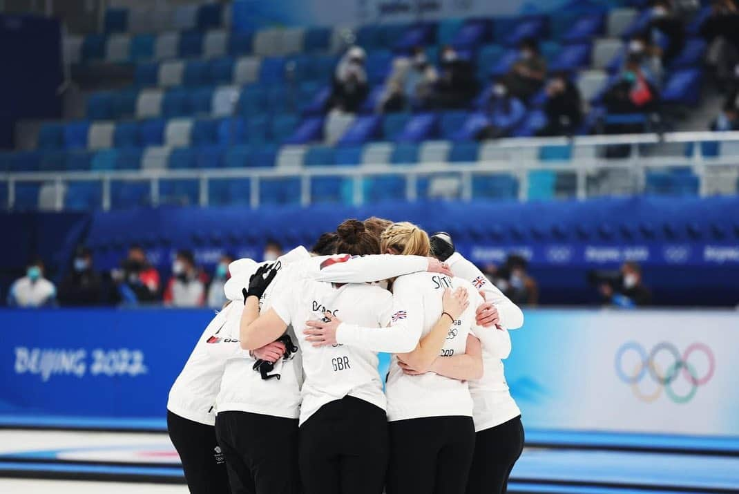 イブ・ミュアヘッドさんのインスタグラム写真 - (イブ・ミュアヘッドInstagram)「We did it.   We're Olympic Champions! I'm so proud of this team. We've worked so hard to get here and to be bringing home these @olympics gold medals. It's a dream come true.   Thank you as always for the love and support. It means everything. ❤️」2月20日 16時56分 - evemuirhead