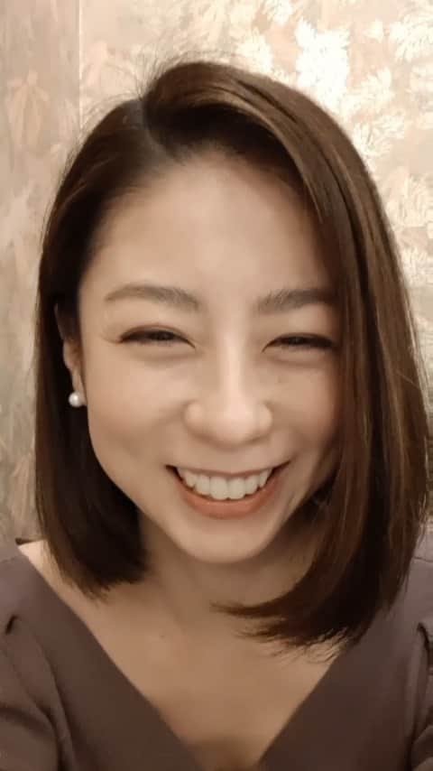 のインスタグラム：「全く意味のない動画🤣 . いつかのfamily dinner🤍 どうでもいい事が、いやに楽しかったりする🤍 . #黒坂真美 #kurosakamami  #familydinner #chineserestaurant  寒くて冬眠中のため新しい写真がない！ 春はまだかな～😊」