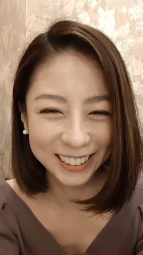 黒坂真美のインスタグラム：「全く意味のない動画🤣 . いつかのfamily dinner🤍 どうでもいい事が、いやに楽しかったりする🤍 . #黒坂真美 #kurosakamami  #familydinner #chineserestaurant  寒くて冬眠中のため新しい写真がない！ 春はまだかな～😊」