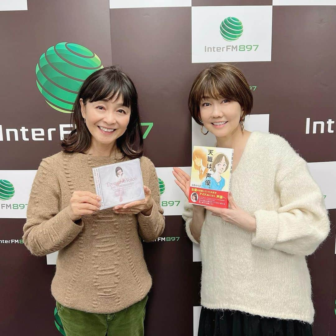 日髙のり子のインスタグラム：「🎈 #InterFM897「#TalkinOnSunday」にゲスト出演しました📻✨ ⁡ ラジオ局のロビーで、ニコニコ笑顔で手を振りながら出迎えてくれたのは〜👋😆 なんと、#松本伊代 ちゃん❣️❣️ ⁡ 何年ぶりだろう🧡🧡 ⁡ デビューした頃はよく電話でお喋りしたものです。 長電話もしょっちゅうしてたなぁ☎️笑 懐かしい☺️✨ 私たちがまだ10代だった頃の思い出です🍎🍎 ⁡ この日、初めて知ったこと。 伊代ちゃんにとって初めての芸能界での友達が、私だったんですって。 そうだったの〜🥺感動〜😂 ⁡ そんな伊代ちゃんも昨年デビュー40周年を迎えたそうで、記念のアルバム💿「#トレジャーヴォイス」をもらっちゃいました❣️ 私も、発売したばかりの40周年記念書籍📖「#天職は声優」をプレゼントしました🎁 連絡先も交換して。 またこれから素敵なおつきあいが始まりそうな予感です🎈🎈 ⁡  #トーク日曜 #ラジオ #📻」