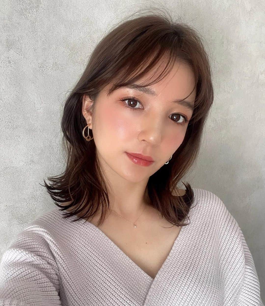 岩本知世のインスタグラム：「@a_clinic_ginza の 吉川先生に@aclinic_yoshikawa でA式鼻先シャープ術を受けて2週間経ちました🥺💗 . 横から見たら高くなったのがわかる😚 . 術中は笑気麻酔でフワフワになりながらも麻酔をしてくれるので術中は全く痛くない🥰腫れも気付かれないくらいない😂 . . 浮腫もなくなってきてメイクも凄い楽しい💄 . 次はクマ取りだな...🙂 . .  #aclinic #aclinic銀座 #aclinic横浜 #aクリニック #エークリニック #目尻切開 #目尻長め #目整形 #タレ目 #タレ目整形 #たれ目 #デカ目 #パーフェクトアイズ #グラマラスライン #グラマラスライン形成 #プチ整形 #整形 #美容整形 #美容 #美容外科 #美容クリニック #吉川彩」