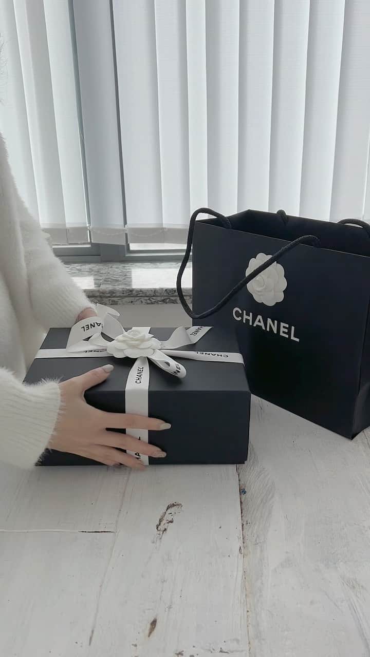 Giann Chanのインスタグラム：「Couldn't be happier than getting this bag. 🤍Unboxing the Chanel 22P Vanity Case Small Size with mirror |  Haul video on youtube 🖥 #vanitycase #chanel22p #chanelbag #unboxingvideo #unboxing」