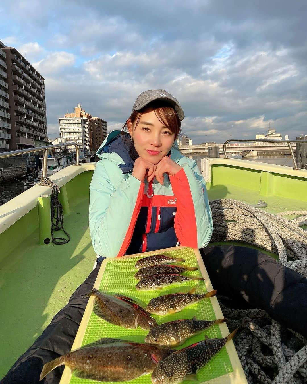 利水翔さんのインスタグラム写真 - (利水翔Instagram)「. 今日は日刊スポーツ発売日🐡 ⁡ 先日日刊スポーツさんの取材で フグ釣りに行ってきました✨ ⁡ テッサがどうしても食べたくて🤤❤️ ⁡ 前半渋かったですが仕掛けを頂いてからは 好調で６匹釣れました✨ ⁡ 釣れたフグはテッサ、フグ鍋にしました😙❤️ ⁡ ⁡ ⁡ ⁡ ⁡ ⁡ ⁡ ⁡ ⁡ #enjoy #happy #love #half #model #fishing #japan #神明丸 #カットウ釣り  #ショウサイフグ #フグ #テッサ #ハーフモデル #台湾 #利水つばさ  #釣り#ツリジョ#釣りガール   #ファインダー越しの私の世界」2月20日 17時33分 - tsubasa.toshimizu