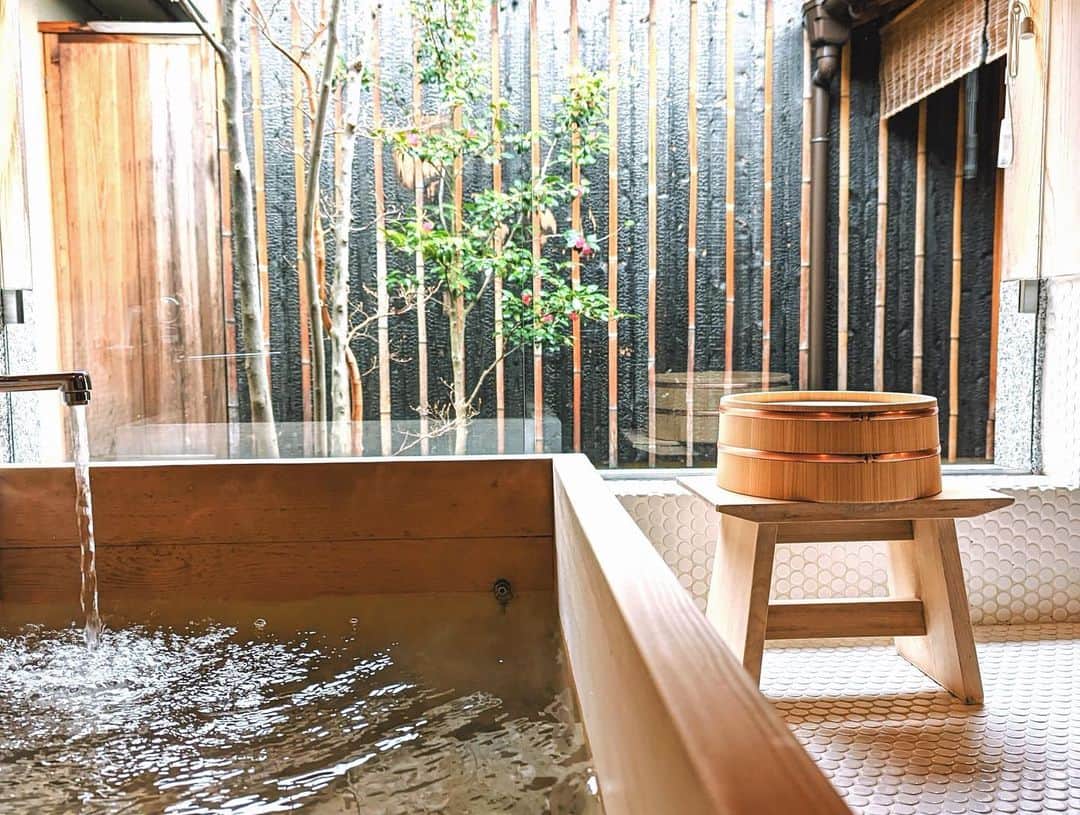 寺井幸也さんのインスタグラム写真 - (寺井幸也Instagram)「日本の始まりの地。 奈良に初めて来ています😊 築100年をこえる町屋を リノベーションしている お宿。　@kidera_no_ie  に宿泊しながら、 まるで奈良に暮らすように 旅をを楽しむ。 全部で5つの町家があるんですが、 それぞれお庭がついてるのも素敵なんです☺️ 天気は生憎の雨だけど、 それはそれで綺麗だなぁ。 　　　　 #奈良の日常を旅する  #紀寺の家」2月20日 17時43分 - yukiya.terai