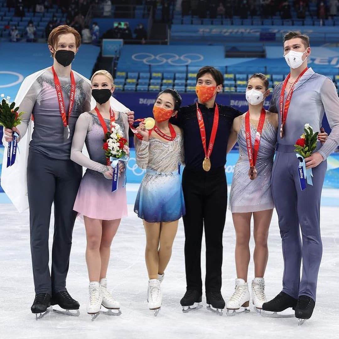 タチアナ・ナフカさんのインスタグラム写真 - (タチアナ・ナフカInstagram)「Ну вот и закончилось фигурное катание на Олимпийских играх 2022 для нас на прекрасной ноте 🥈серебра у @_tarasova_evg @morozov_v92 и 🥉бронзы у @nastia_ice @a_gallyam! Это было красиво, достойно и невероятно изящно!!! Поздравляю ребят, тренеров, сборную с успешным завершением!!!👏Невероятно крутые прокаты, красивое и чёткое исполнение. Все достойны золота! И если бы Олимпиада проходила не в Китае, за ошибку китайской паре сняли бы больше... Но, таков нынешний спорт🤷‍♀️  🔹В очередной раз Этери Георгиевна @tutberidze.eteri доказала свой профессионализм, когда взяла пару и меньше чем за год вывела на такой достойный уровень👆Откатали чисто и заняли место на пьедестале Олимпийских игр! 👏👏👏 🔹Тамара Николаевна Москвина, ребята у вас ещё молодые, перспективные, уверена, что они будут нас радовать, побеждать, идти к цели и завоюют свою золотую медаль на следующей Олимпиаде! Тамарочка Николаевна, поздравляю, но знаю, что они заслуживают золотой 💯% #ТатьянаНавка #ОлимпийскиеИгры #ОИ2022 #фигурноекатание #пары #Пекин #ТутберидзеЭтериГеоргиевна #tutbezidzeteam  #МосквинаТамараНиколаевна #beijing2022」2月20日 17時44分 - tatiana_navka