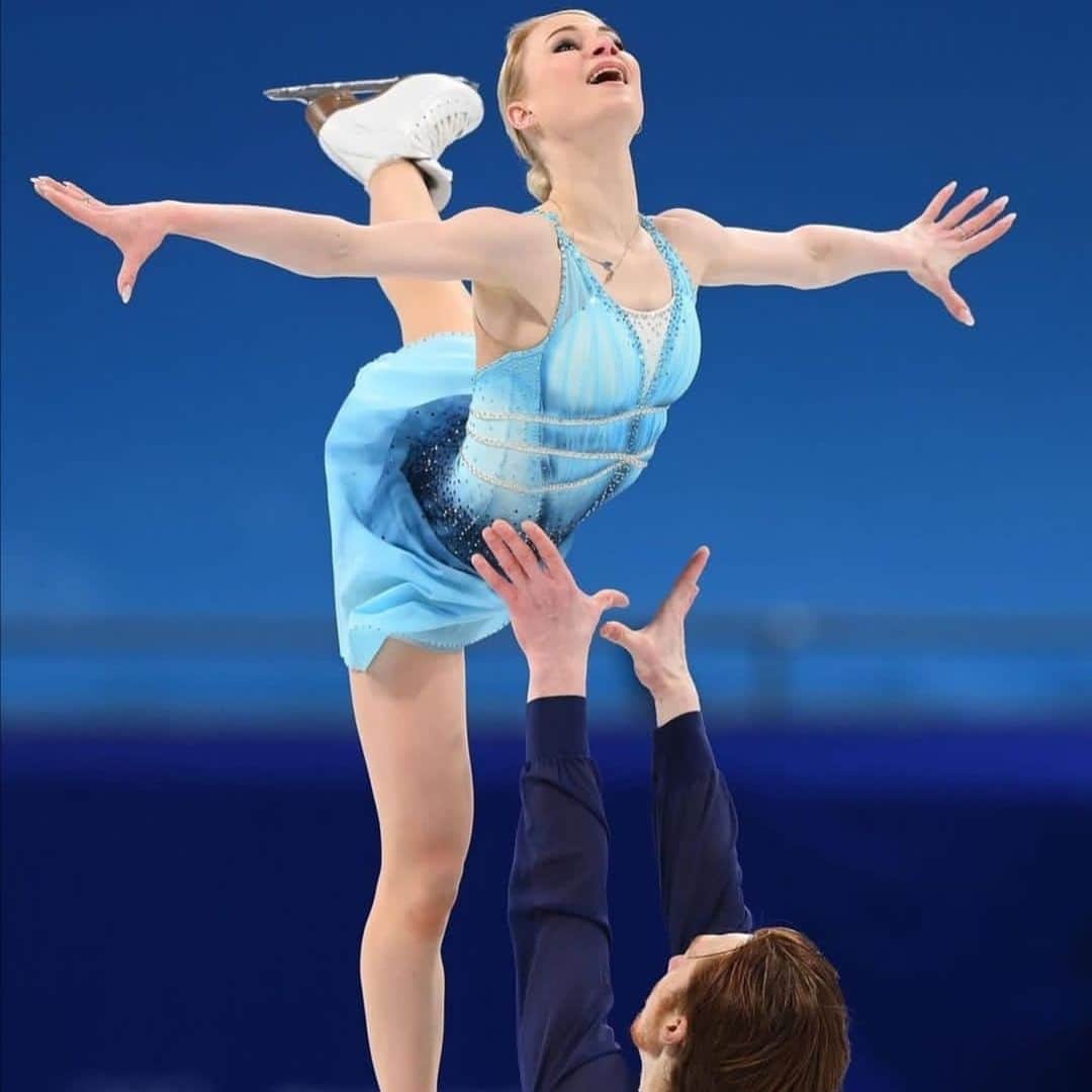 タチアナ・ナフカさんのインスタグラム写真 - (タチアナ・ナフカInstagram)「Ну вот и закончилось фигурное катание на Олимпийских играх 2022 для нас на прекрасной ноте 🥈серебра у @_tarasova_evg @morozov_v92 и 🥉бронзы у @nastia_ice @a_gallyam! Это было красиво, достойно и невероятно изящно!!! Поздравляю ребят, тренеров, сборную с успешным завершением!!!👏Невероятно крутые прокаты, красивое и чёткое исполнение. Все достойны золота! И если бы Олимпиада проходила не в Китае, за ошибку китайской паре сняли бы больше... Но, таков нынешний спорт🤷‍♀️  🔹В очередной раз Этери Георгиевна @tutberidze.eteri доказала свой профессионализм, когда взяла пару и меньше чем за год вывела на такой достойный уровень👆Откатали чисто и заняли место на пьедестале Олимпийских игр! 👏👏👏 🔹Тамара Николаевна Москвина, ребята у вас ещё молодые, перспективные, уверена, что они будут нас радовать, побеждать, идти к цели и завоюют свою золотую медаль на следующей Олимпиаде! Тамарочка Николаевна, поздравляю, но знаю, что они заслуживают золотой 💯% #ТатьянаНавка #ОлимпийскиеИгры #ОИ2022 #фигурноекатание #пары #Пекин #ТутберидзеЭтериГеоргиевна #tutbezidzeteam  #МосквинаТамараНиколаевна #beijing2022」2月20日 17時44分 - tatiana_navka