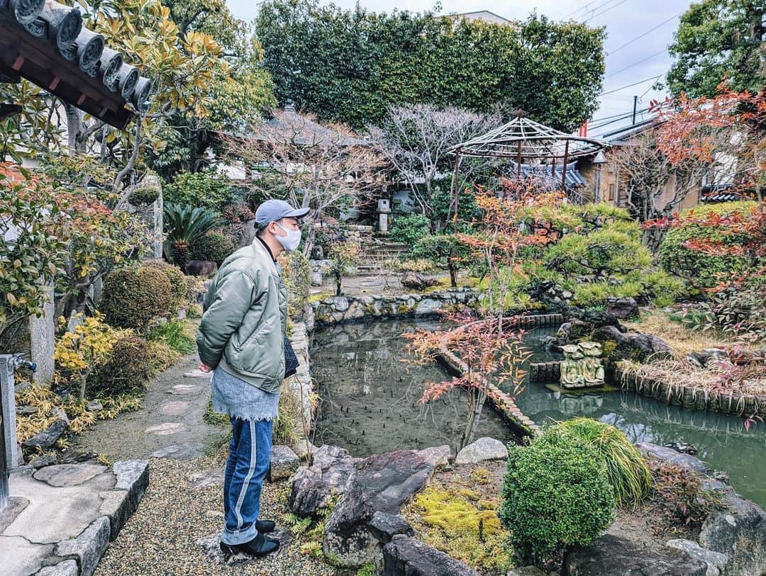 寺井幸也さんのインスタグラム写真 - (寺井幸也Instagram)「奈良町を朝散歩してたら 国宝が✨なんか凄いですね😂 至る所に歴史感じる建物や 文化を感じるものが。。 奈良には国宝が1000以上、 史跡名勝天然記念物が150近くあったりと もはや日常の中で触れらる町。 凄いなぁ〜 2．3日じゃ足りないね。 　　　　 もちろん鹿とも戯れました✨ 　　　　 #紀寺の家  #奈良の日常を旅する」2月20日 17時56分 - yukiya.terai