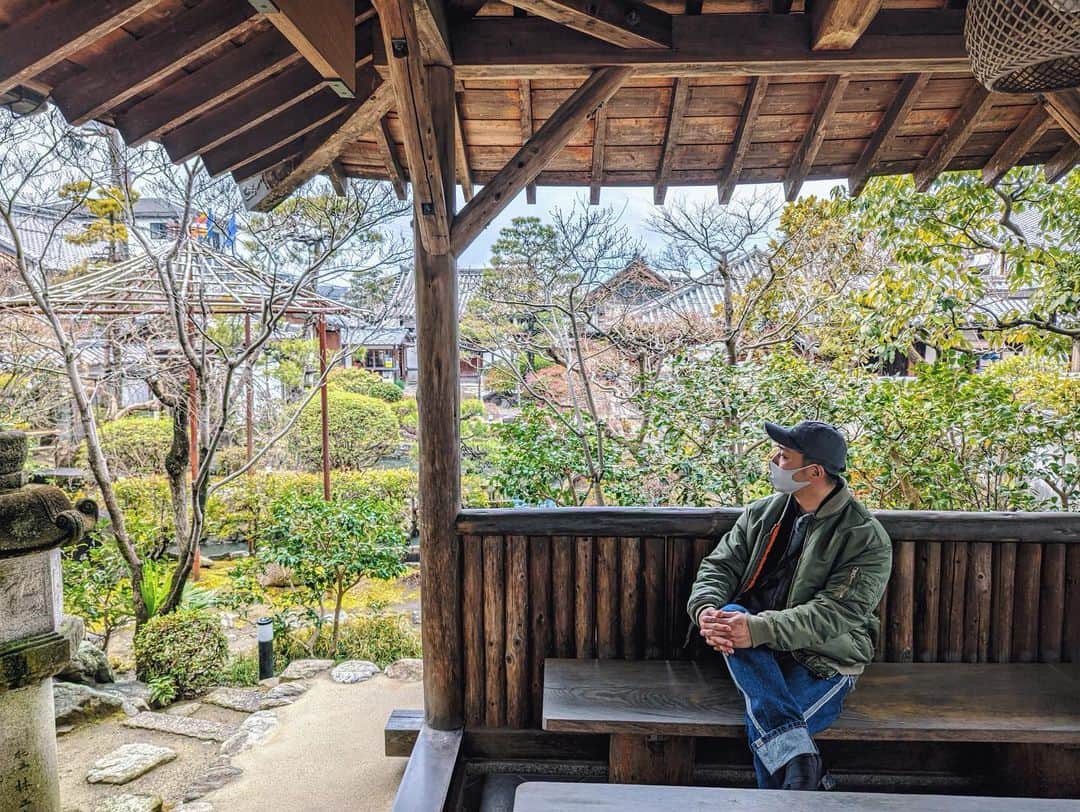 寺井幸也さんのインスタグラム写真 - (寺井幸也Instagram)「奈良町を朝散歩してたら 国宝が✨なんか凄いですね😂 至る所に歴史感じる建物や 文化を感じるものが。。 奈良には国宝が1000以上、 史跡名勝天然記念物が150近くあったりと もはや日常の中で触れらる町。 凄いなぁ〜 2．3日じゃ足りないね。 　　　　 もちろん鹿とも戯れました✨ 　　　　 #紀寺の家  #奈良の日常を旅する」2月20日 17時56分 - yukiya.terai