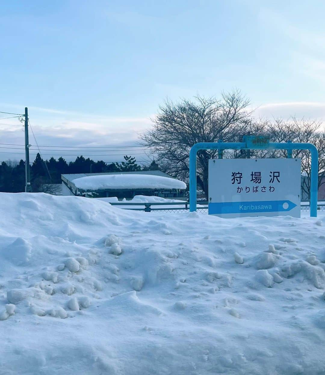 市川紗椰さんのインスタグラム写真 - (市川紗椰Instagram)「麺鉄、真冬の東北の旅！ 私は青森から青い森鉄道→八戸線→三陸鉄道、 六角さんは五能線と津軽鉄道。　 美味しい麺と雪景色を堪能しました。  ⁡駅そば屋さんのカレーが進化中、とのことで、今回はカレーも。野辺地駅のパクパクにて。  BS-TBS「麺鉄 〜メン食い鉄道 絶景の旅〜」 2月20日 21:00〜　 ⁡ #スタイリスト @kanna_manabe  #ヘアメイク @maikoinomatamaiko」2月20日 18時14分 - sayaichikawa.official