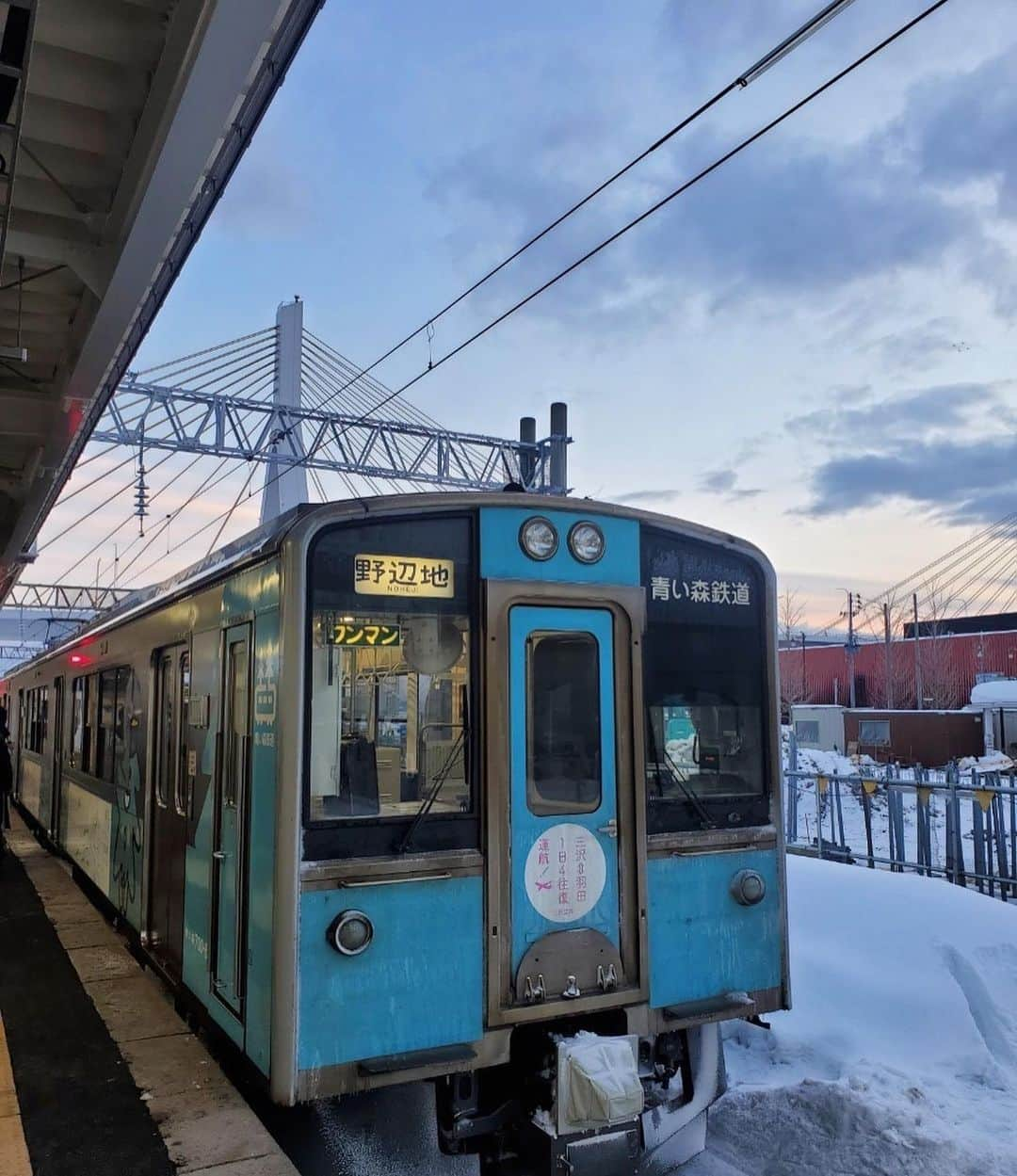 市川紗椰さんのインスタグラム写真 - (市川紗椰Instagram)「麺鉄、真冬の東北の旅！ 私は青森から青い森鉄道→八戸線→三陸鉄道、 六角さんは五能線と津軽鉄道。　 美味しい麺と雪景色を堪能しました。  ⁡駅そば屋さんのカレーが進化中、とのことで、今回はカレーも。野辺地駅のパクパクにて。  BS-TBS「麺鉄 〜メン食い鉄道 絶景の旅〜」 2月20日 21:00〜　 ⁡ #スタイリスト @kanna_manabe  #ヘアメイク @maikoinomatamaiko」2月20日 18時14分 - sayaichikawa.official