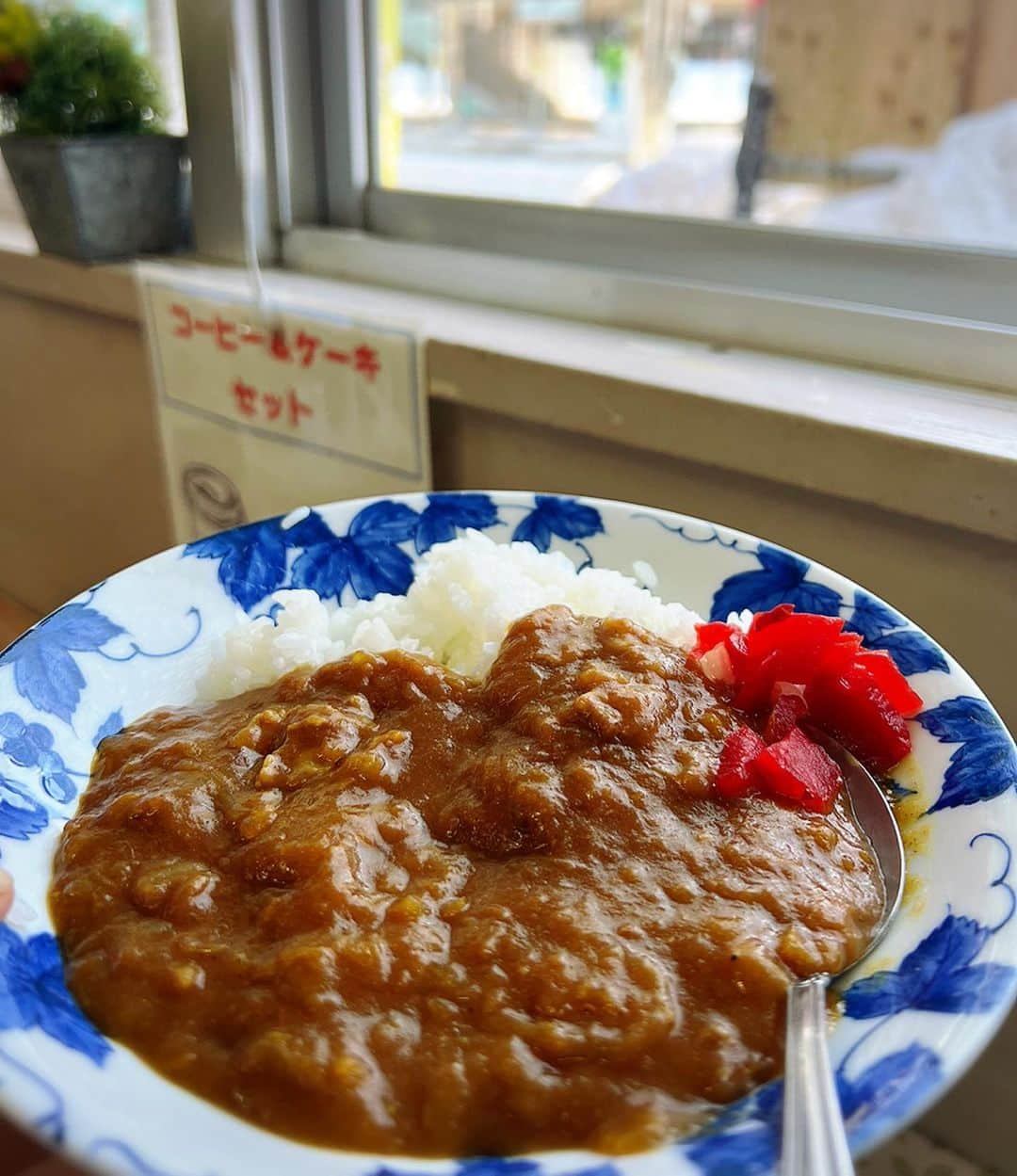 市川紗椰さんのインスタグラム写真 - (市川紗椰Instagram)「麺鉄、真冬の東北の旅！ 私は青森から青い森鉄道→八戸線→三陸鉄道、 六角さんは五能線と津軽鉄道。　 美味しい麺と雪景色を堪能しました。  ⁡駅そば屋さんのカレーが進化中、とのことで、今回はカレーも。野辺地駅のパクパクにて。  BS-TBS「麺鉄 〜メン食い鉄道 絶景の旅〜」 2月20日 21:00〜　 ⁡ #スタイリスト @kanna_manabe  #ヘアメイク @maikoinomatamaiko」2月20日 18時14分 - sayaichikawa.official