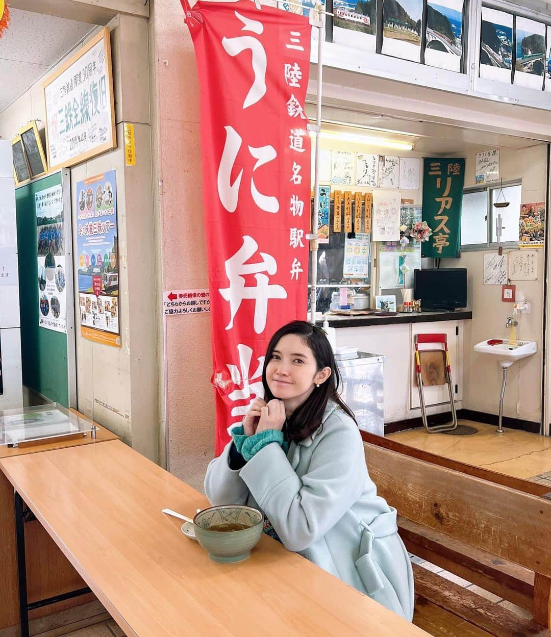 市川紗椰のインスタグラム：「麺鉄、真冬の東北の旅！ 私は青森から青い森鉄道→八戸線→三陸鉄道、 六角さんは五能線と津軽鉄道。　 美味しい麺と雪景色を堪能しました。  ⁡駅そば屋さんのカレーが進化中、とのことで、今回はカレーも。野辺地駅のパクパクにて。  BS-TBS「麺鉄 〜メン食い鉄道 絶景の旅〜」 2月20日 21:00〜　 ⁡ #スタイリスト @kanna_manabe  #ヘアメイク @maikoinomatamaiko」