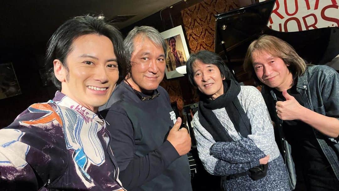 小西遼生さんのインスタグラム写真 - (小西遼生Instagram)「突然のインスタライブ、 なんか手持ち豚さんで結局ギターを握ってしまいました  MAGIG HOURツアー大阪ロイヤルホース、沢山のお客様に来て頂きました ありがとうございました！  今回はツアーの他3か所とは違う趣向でのライブでしたが、当日の無茶な要求に快く応えてくれた音響エンジニアの伊藤さん！心から感謝！四季折々の音色も含め、来てくれた皆様に楽しんで頂けていれば何よりです  ロイヤルホース、また来たい！ とても良い出逢いの1日でした！  次はツアーラスト 2月27日Billboard Live横浜 特別な時間、マジックアワーを一緒に過ごしましょう！」2月20日 23時48分 - ryosei_konishi_official