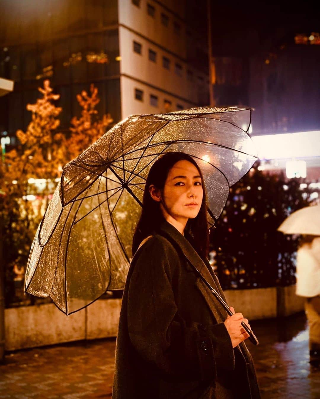 霧島れいかのインスタグラム：「こんばんは。 スティーブン・キングです。  30分だけお昼寝しようと 寝て起きたら20時間経っていた ということが年に3回程あります。 落ち込まずに 大変な贅沢をしたと 思うことにしました。  余談ですが 1ヶ月毎日キャベツを1/4食べると どうなるか実験中です。  #notimportant #umbrella #rainynight」