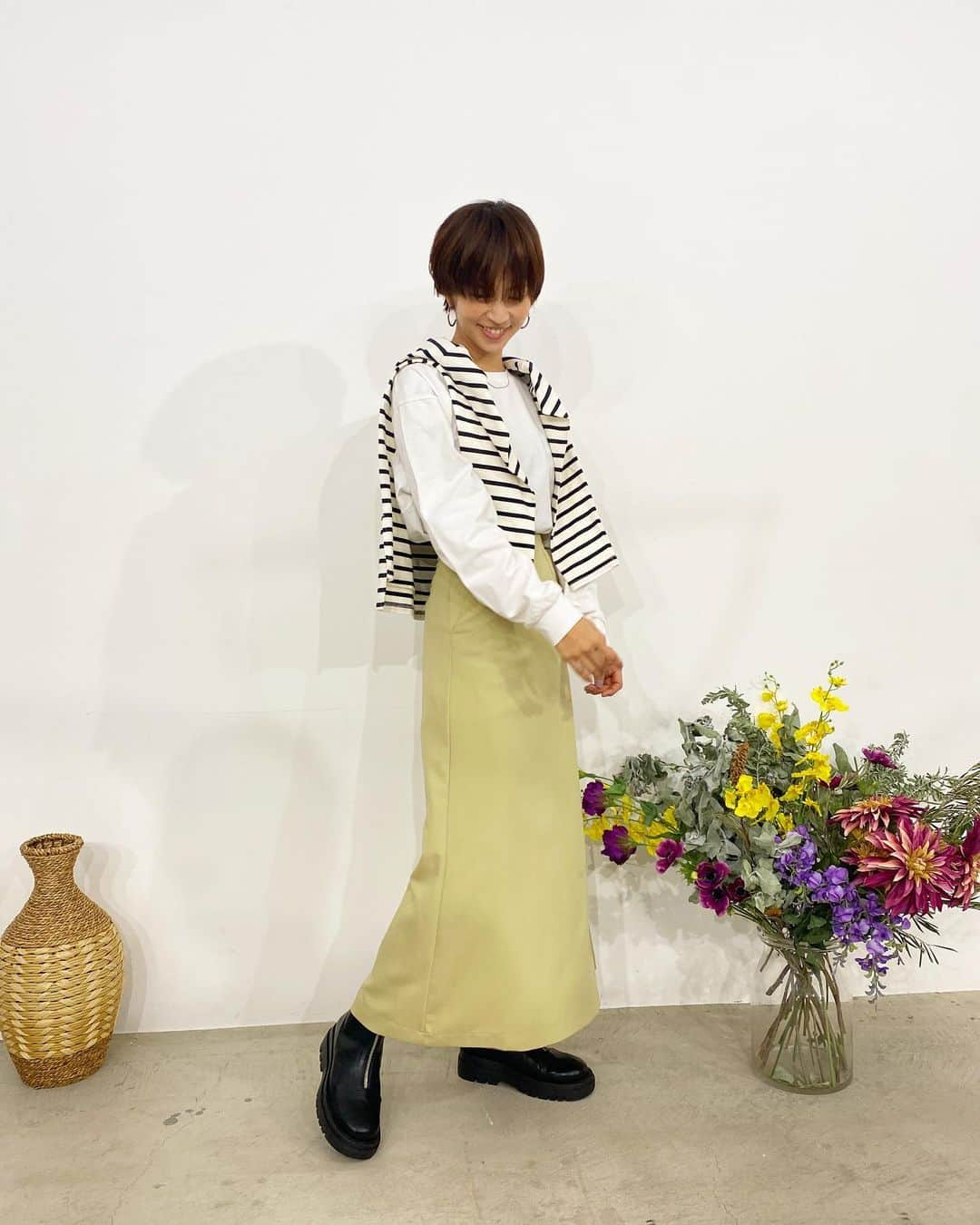 安田美沙子さんのインスタグラム写真 - (安田美沙子Instagram)「@reedit_official  さんと作ったスカート、色々着こなしてみた❤️  イエロー、ブラウン、ブラックの3色🤍  これからの季節にも活躍しそうです✨イエローがなじむ色で合わせやすいです✨  「ちょうど良いスカート」 を作りました。 台形で、ほどよいストレッチ。 ハイウェストなのでインもアウトもし易い、ポケット付きスカート。 肌ざわりが良く、落ちる感じの美しいスカート。  サイズは5展開になります！  リサイクルツイルマーメイドナロースカート 商品番号　135662 税込 3,979円  販売はコチラ。ハイライト、ストーリーにも貼り付けます。 https://reedit.jp/item/135662.html  #spring #collaboration  #shirts #ootd #clothes  #wear #oversize #menslike #reedit」2月20日 18時45分 - yasuda_misako