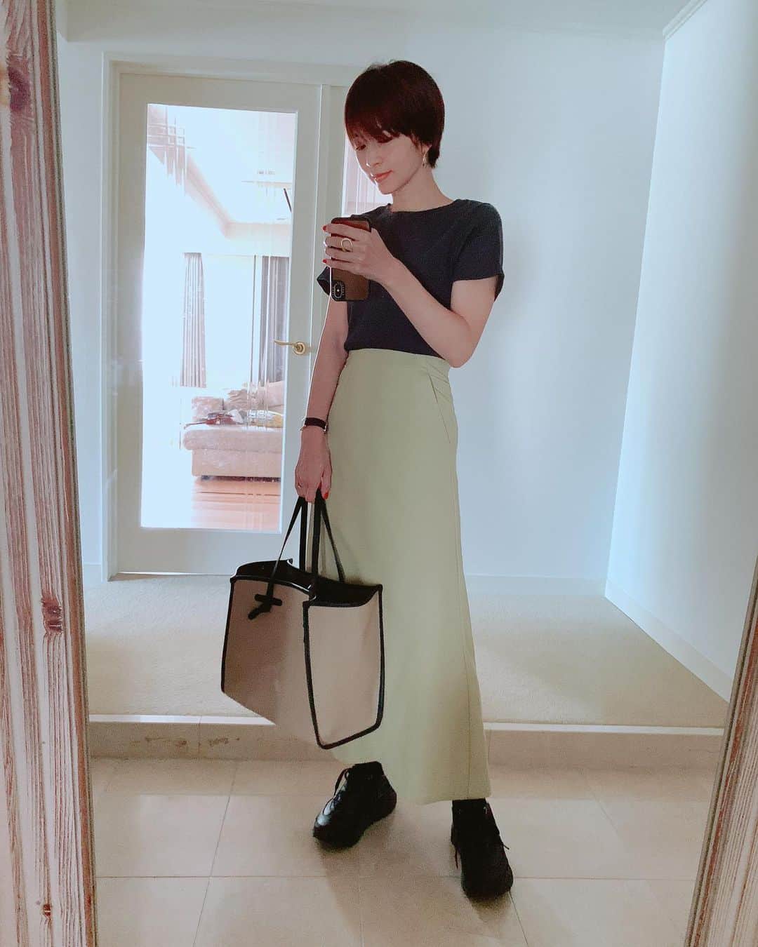 安田美沙子さんのインスタグラム写真 - (安田美沙子Instagram)「@reedit_official  さんと作ったスカート、色々着こなしてみた❤️  イエロー、ブラウン、ブラックの3色🤍  これからの季節にも活躍しそうです✨イエローがなじむ色で合わせやすいです✨  「ちょうど良いスカート」 を作りました。 台形で、ほどよいストレッチ。 ハイウェストなのでインもアウトもし易い、ポケット付きスカート。 肌ざわりが良く、落ちる感じの美しいスカート。  サイズは5展開になります！  リサイクルツイルマーメイドナロースカート 商品番号　135662 税込 3,979円  販売はコチラ。ハイライト、ストーリーにも貼り付けます。 https://reedit.jp/item/135662.html  #spring #collaboration  #shirts #ootd #clothes  #wear #oversize #menslike #reedit」2月20日 18時45分 - yasuda_misako