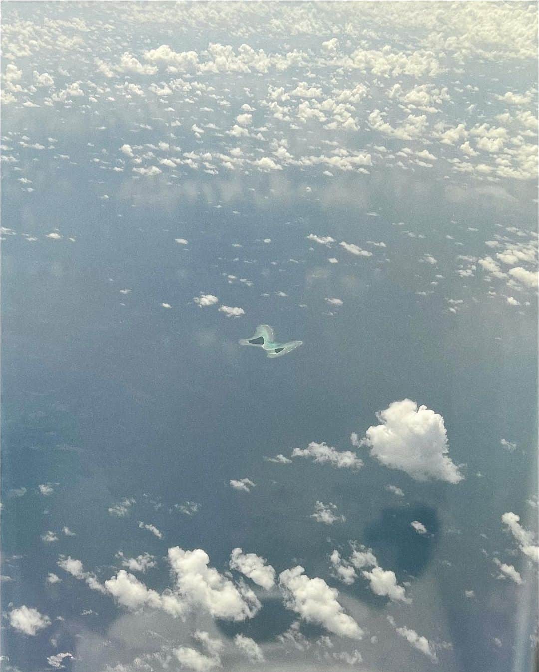 大屋夏南のインスタグラム：「There was the Butterfly island on the way home 🦋  帰り道にバタフライアイランドが見えますよとフライトアテンダントさんが教えてくれた💫  オーロラや綺麗な朝日、夕日もそうだけど飛行機から見える特別な風景って子供の頃感じたようなワクワクを与えてくれる😌  日本帰ってきました🇯🇵隔離も終わってまた日常に。 だけど気持ちは前と全然違う😌ただいまTOKYO 🍣」
