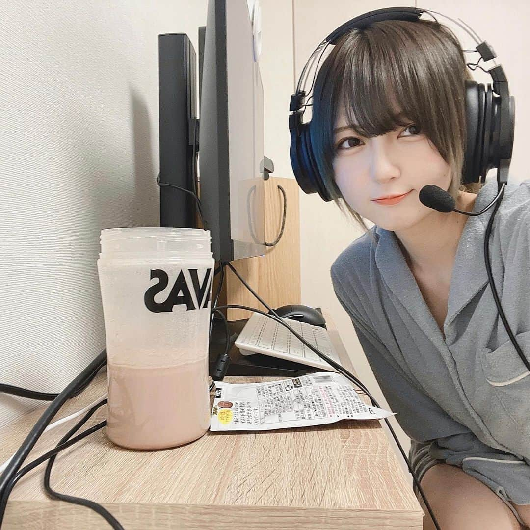 こばしり。さんのインスタグラム写真 - (こばしり。Instagram)「ゲーム配信楽しいけど相変わらず緊張するから、緊張ほぐすのが今の目標🤲🏻(そこから)  いつも言ってる悪過ぎる配信環境はこちら💭 ディスプレイ置いてる棚の奥行き狭すぎてキーボードいじりにくい⌨️」2月20日 19時11分 - lovetomato_24